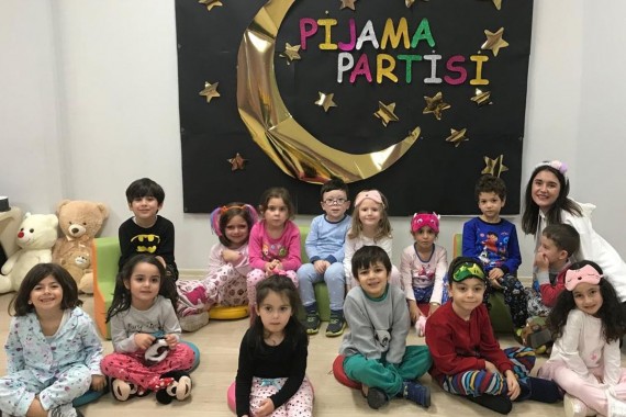 Minikler pijama partisinde!